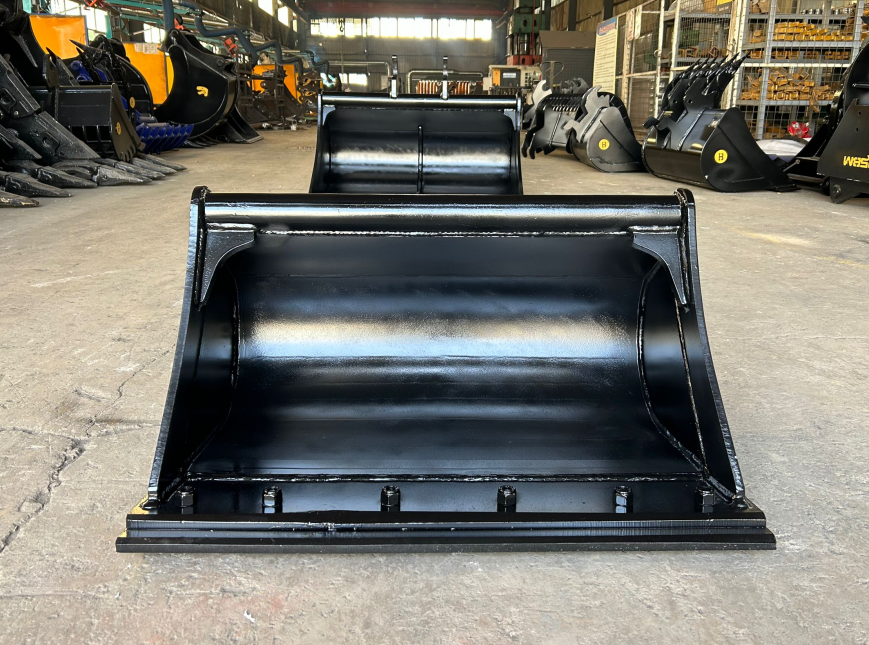 A reliable 32" Clean up Bucket Fits Kubota 17 Wedge Coupler from Bully Dog Equipment in Vancouver.