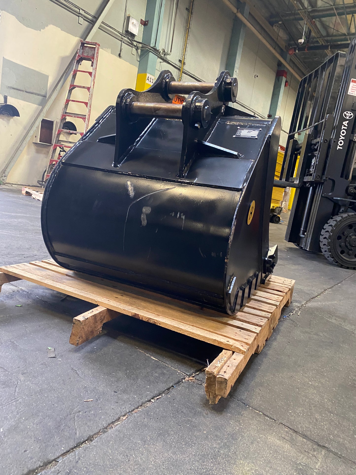 Durable 30" Excavator Digging Bucket for 6-10 Ton Excavator - heavy equipment from Bully Dog Equipment.