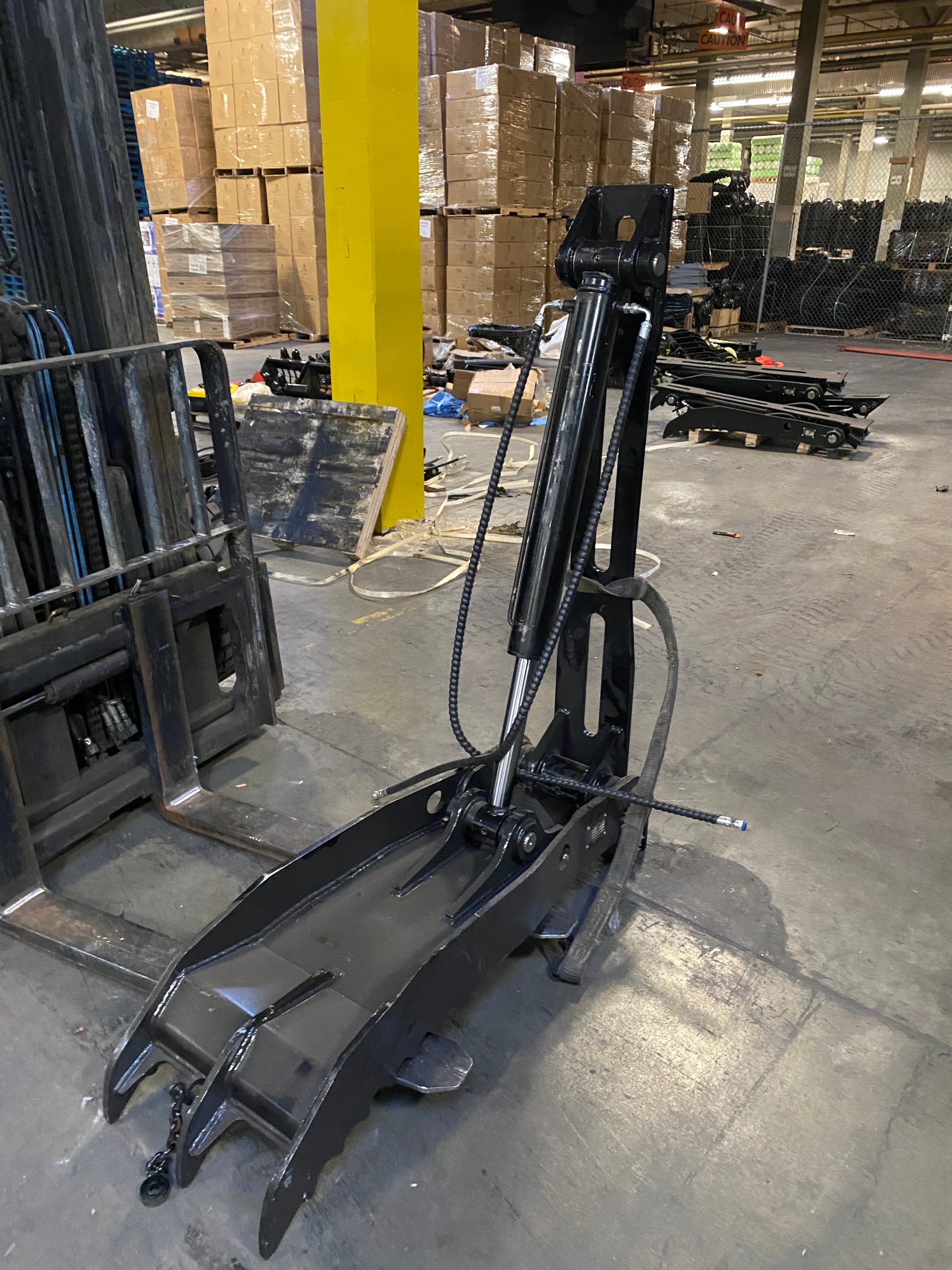 Top-quality 45" Hydraulic Thumb for 8 - 12 Ton Excavator designed for heavy-duty performance.